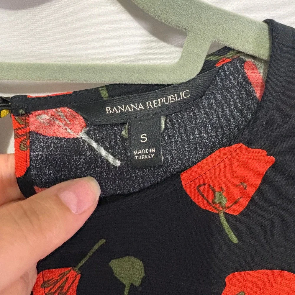 Banana Republic Floral Poppy Blouse Black L/S Cinched Waist S Fall Peplum Office